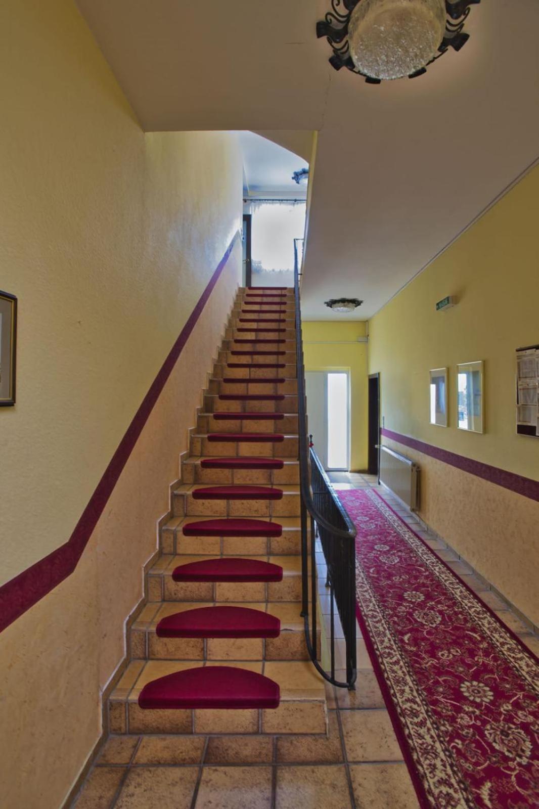 Hotel Krone Riesling Trittenheim Exterior photo